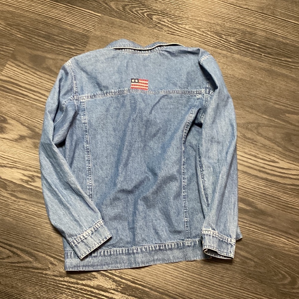 🍍DENIM & CO 🍍AMERICAN FLAG 🍍BUTTON UP 🍍SIZE MED🍍
Pit to pit 21”
Length 25”
CR174 - Picture 3 of 3